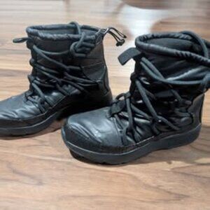 Nike Women's Tanjun High Rise High Top Sneaker Boots Sz. 7 Black